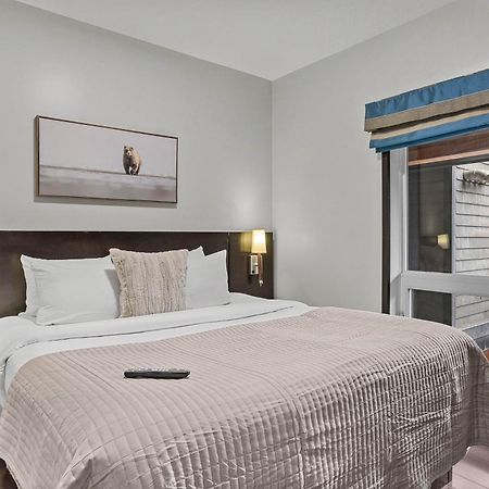 Outstanding Mountain Condo Waterslide And Hot Tub Managed By Little Sister Getaways Canmore Bagian luar foto
