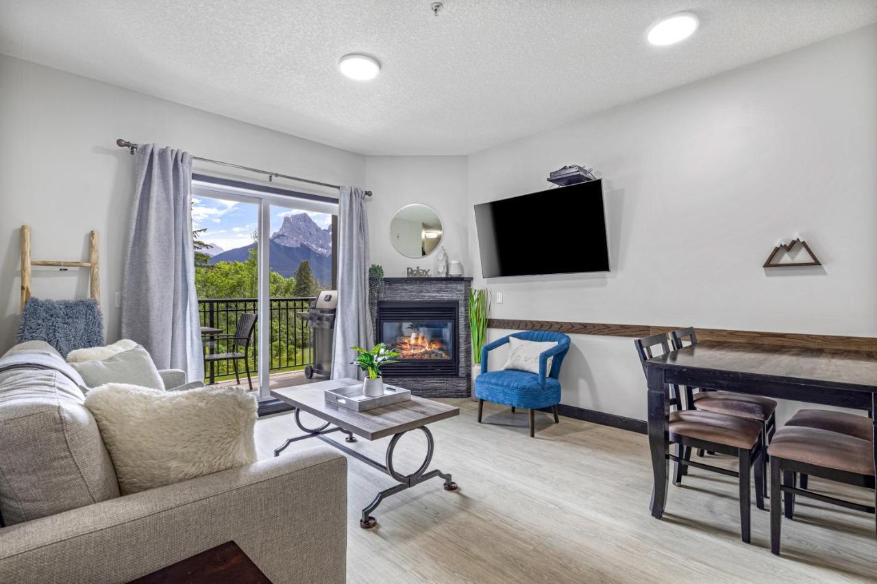 Outstanding Mountain Condo Waterslide And Hot Tub Managed By Little Sister Getaways Canmore Bagian luar foto