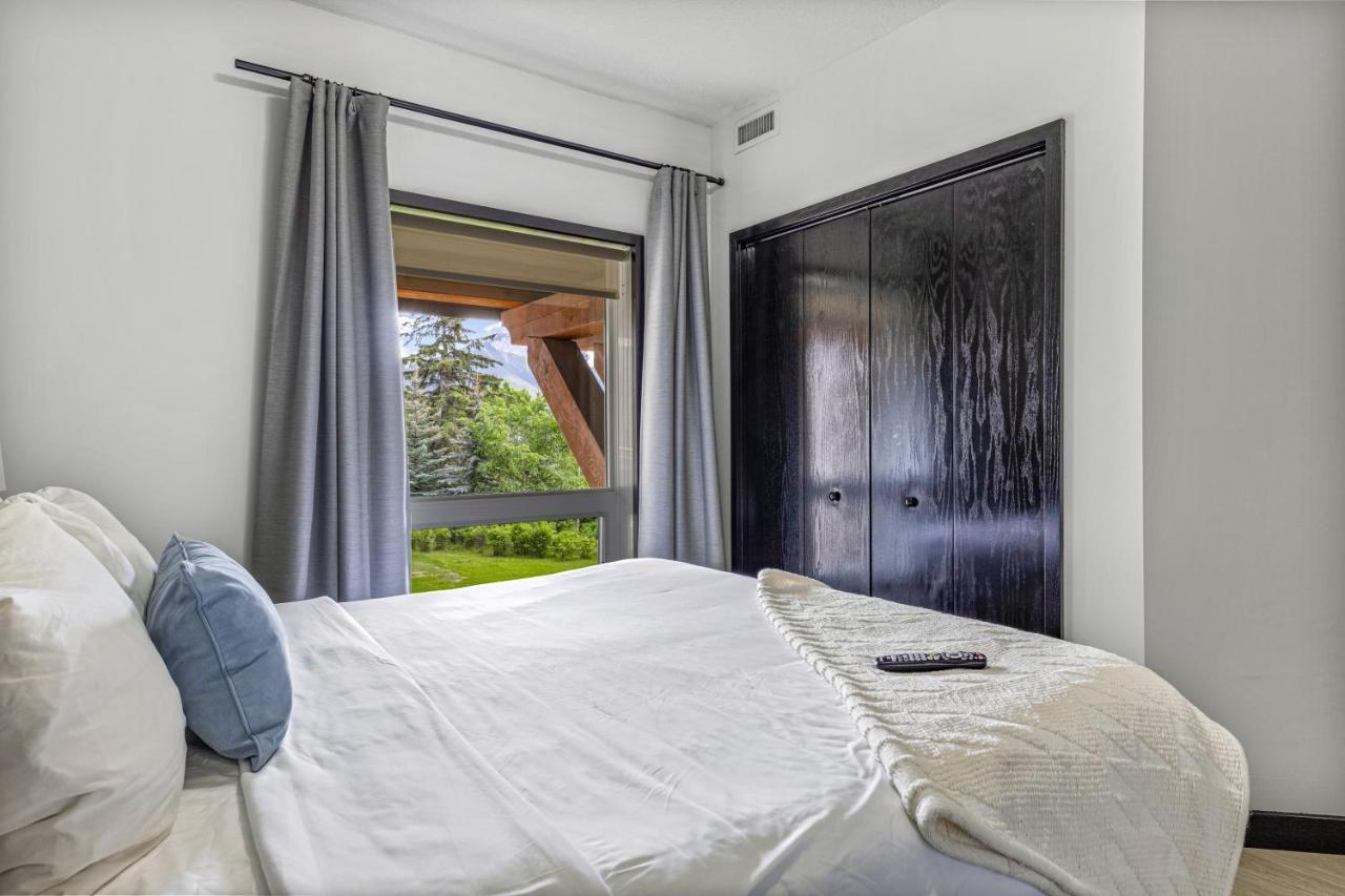 Outstanding Mountain Condo Waterslide And Hot Tub Managed By Little Sister Getaways Canmore Bagian luar foto