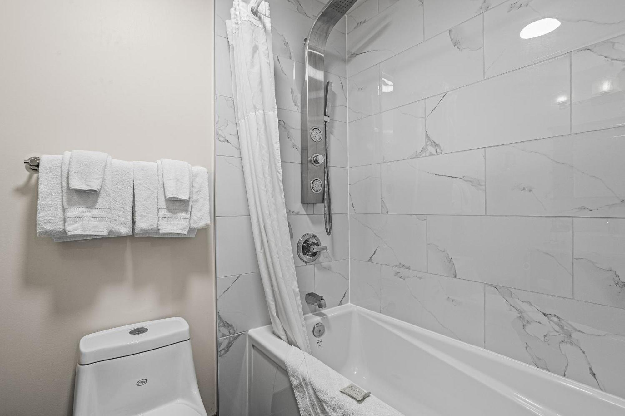 Outstanding Mountain Condo Waterslide And Hot Tub Managed By Little Sister Getaways Canmore Bagian luar foto