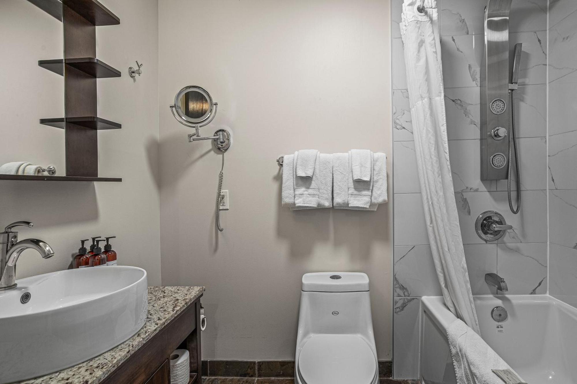 Outstanding Mountain Condo Waterslide And Hot Tub Managed By Little Sister Getaways Canmore Bagian luar foto