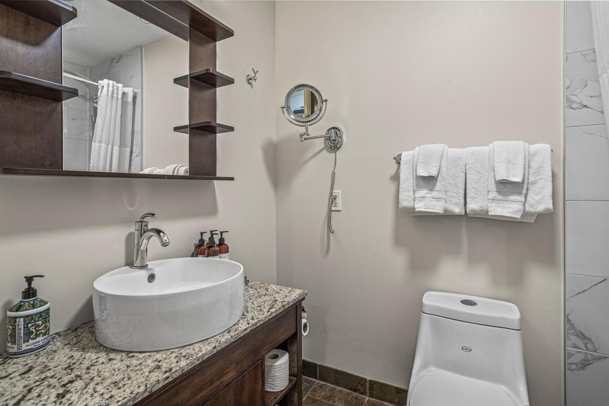 Outstanding Mountain Condo Waterslide And Hot Tub Managed By Little Sister Getaways Canmore Bagian luar foto