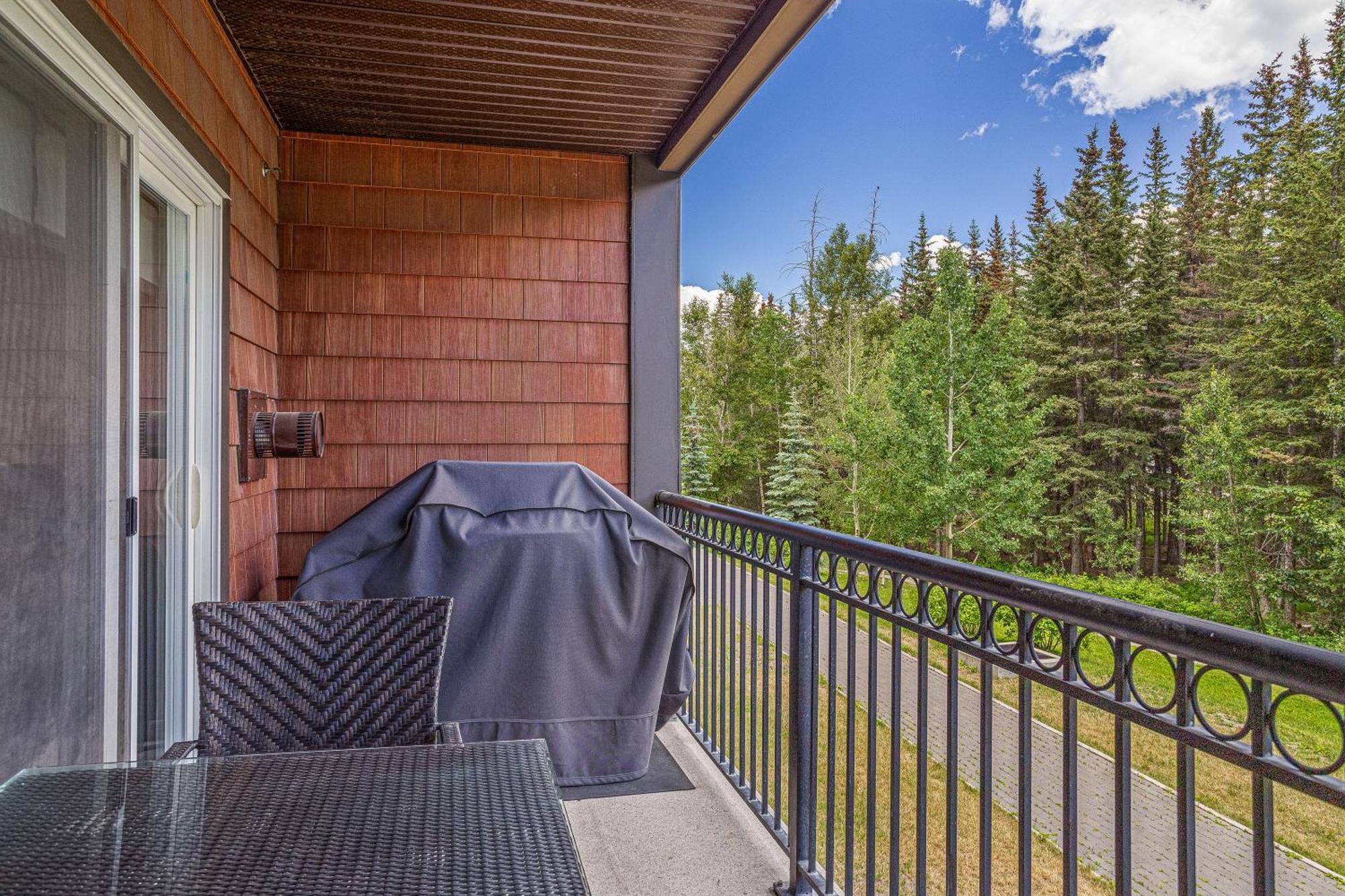 Outstanding Mountain Condo Waterslide And Hot Tub Managed By Little Sister Getaways Canmore Bagian luar foto