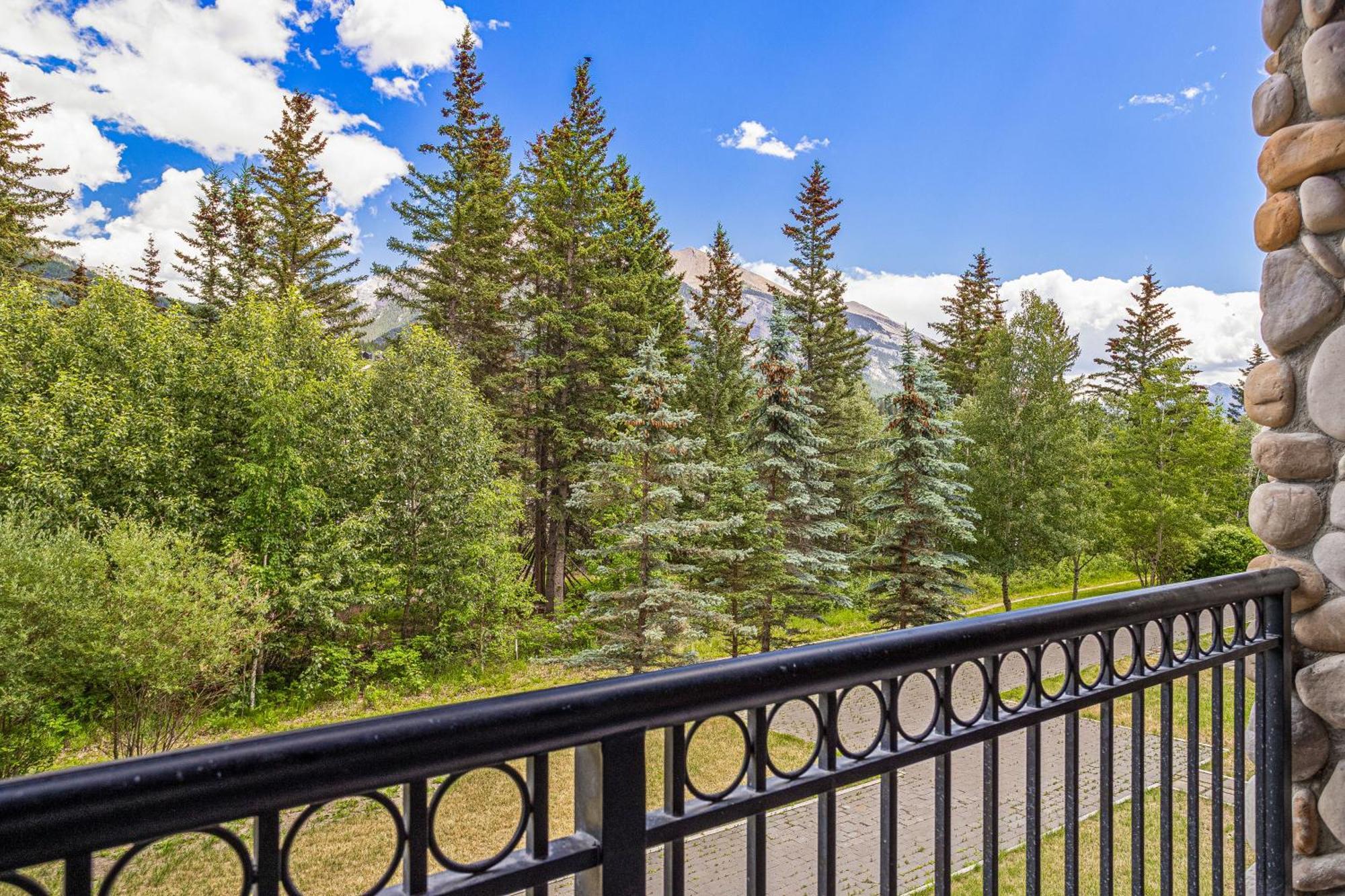 Outstanding Mountain Condo Waterslide And Hot Tub Managed By Little Sister Getaways Canmore Bagian luar foto