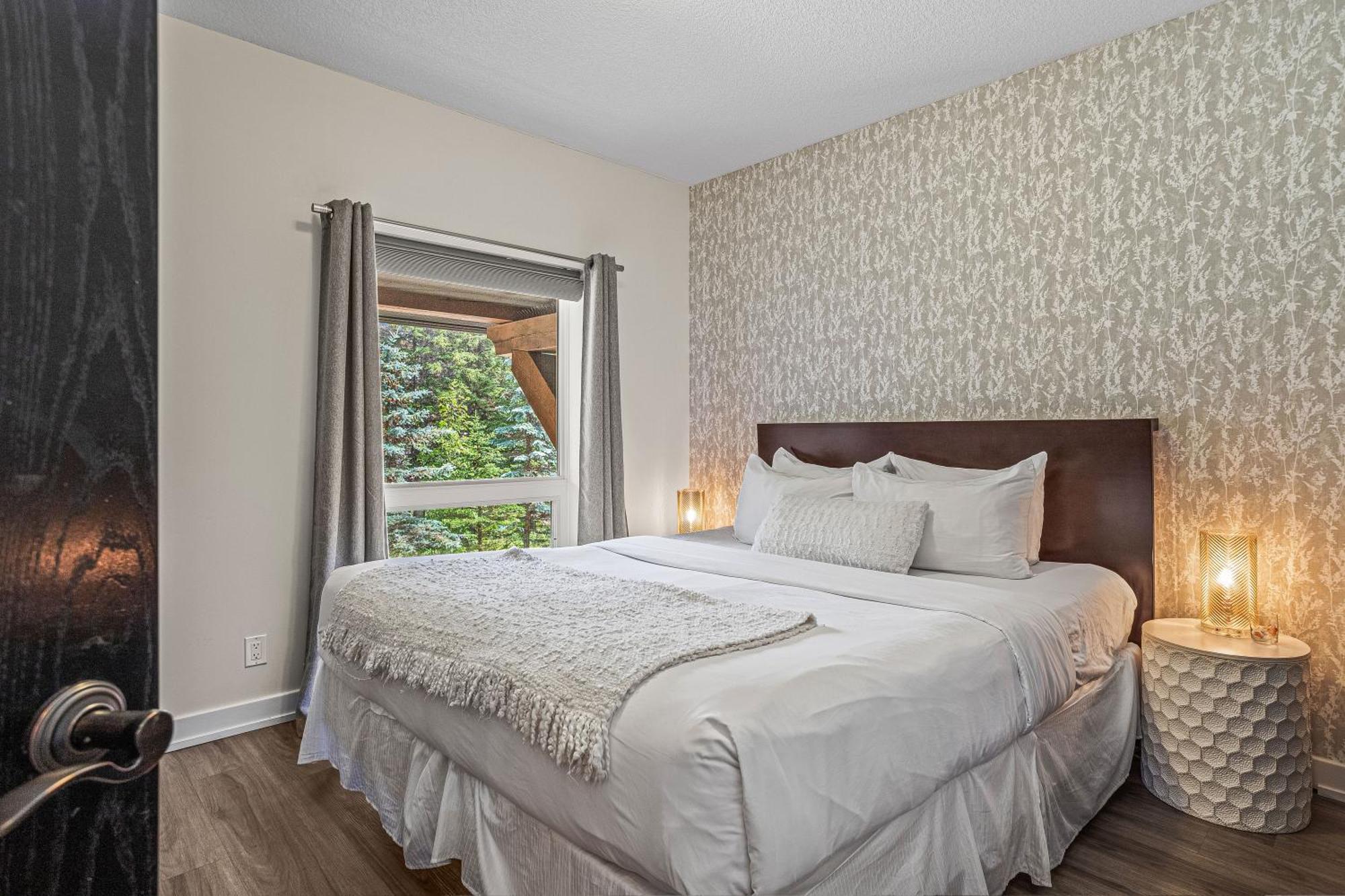 Outstanding Mountain Condo Waterslide And Hot Tub Managed By Little Sister Getaways Canmore Bagian luar foto