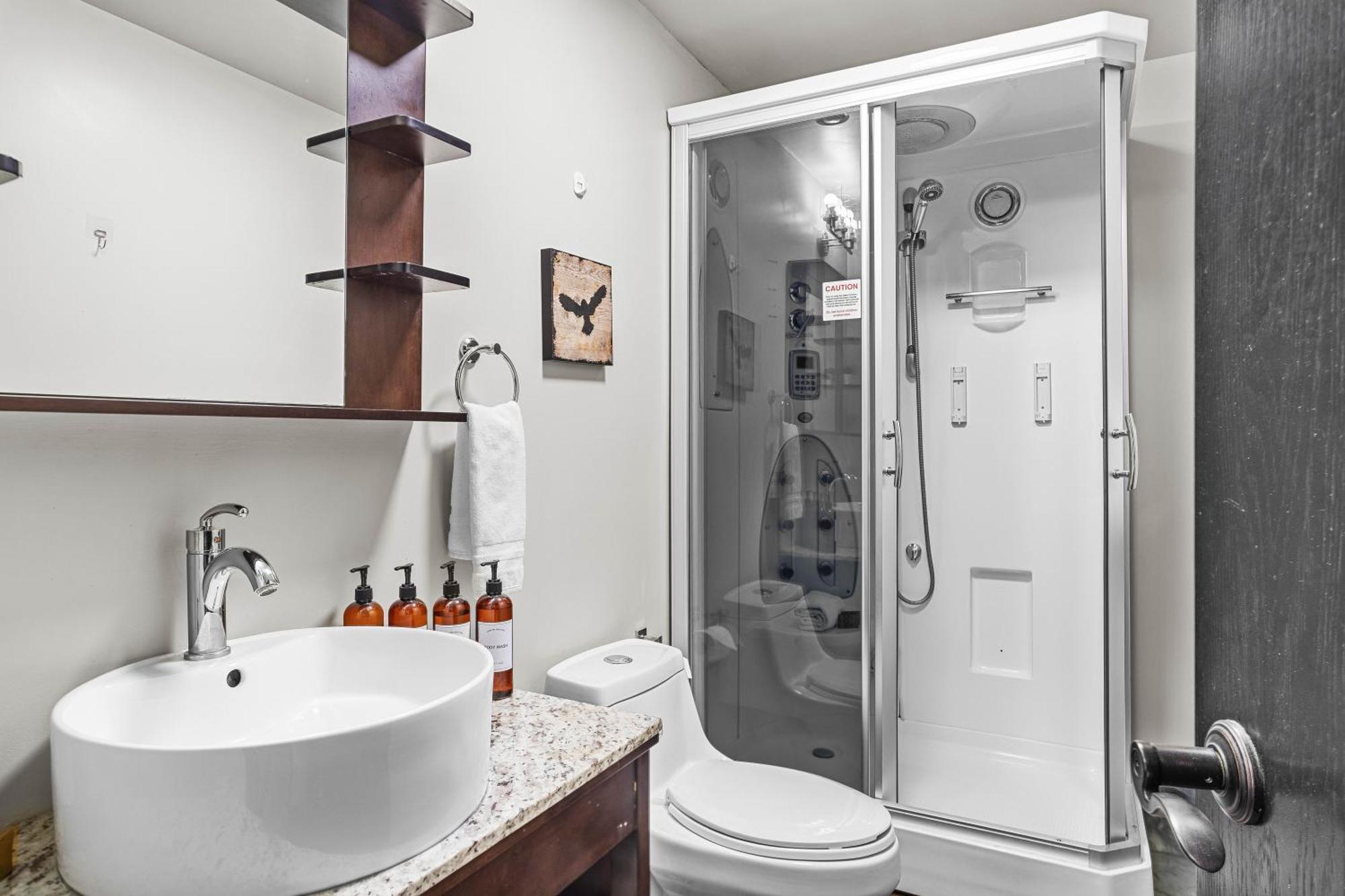 Outstanding Mountain Condo Waterslide And Hot Tub Managed By Little Sister Getaways Canmore Bagian luar foto