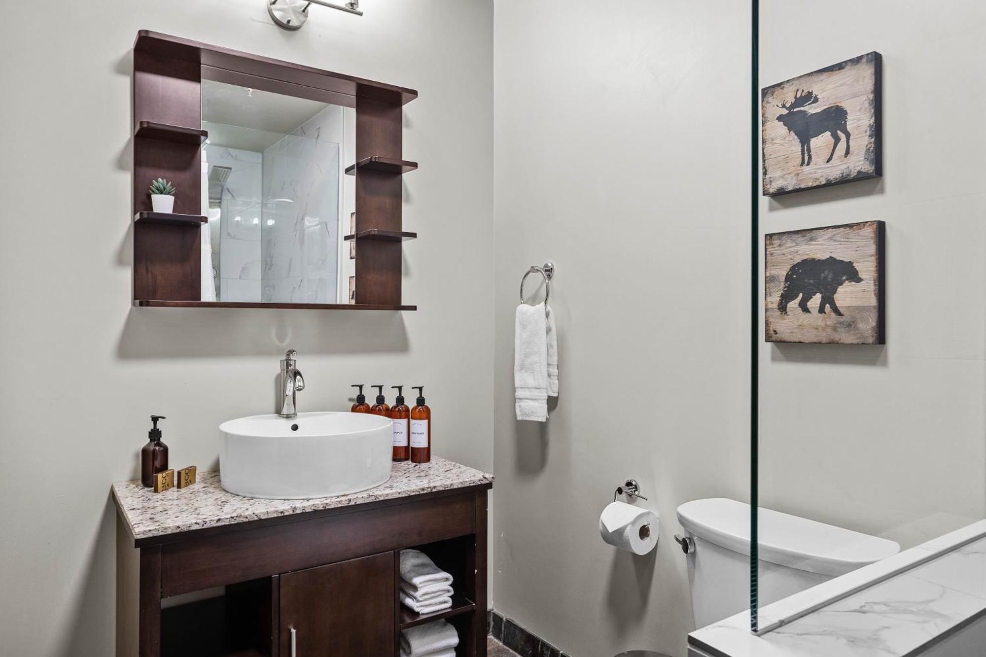 Outstanding Mountain Condo Waterslide And Hot Tub Managed By Little Sister Getaways Canmore Bagian luar foto