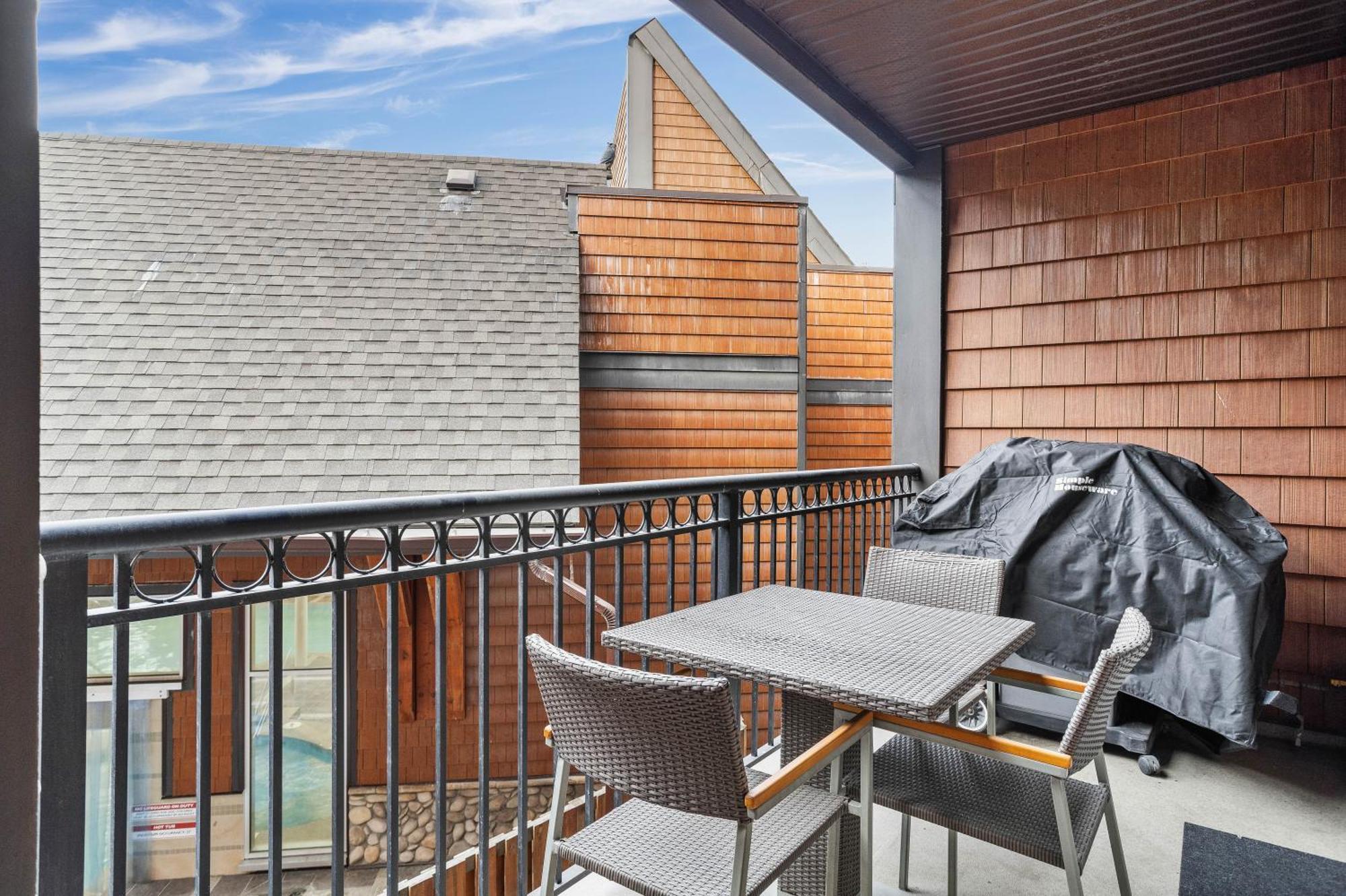 Outstanding Mountain Condo Waterslide And Hot Tub Managed By Little Sister Getaways Canmore Bagian luar foto