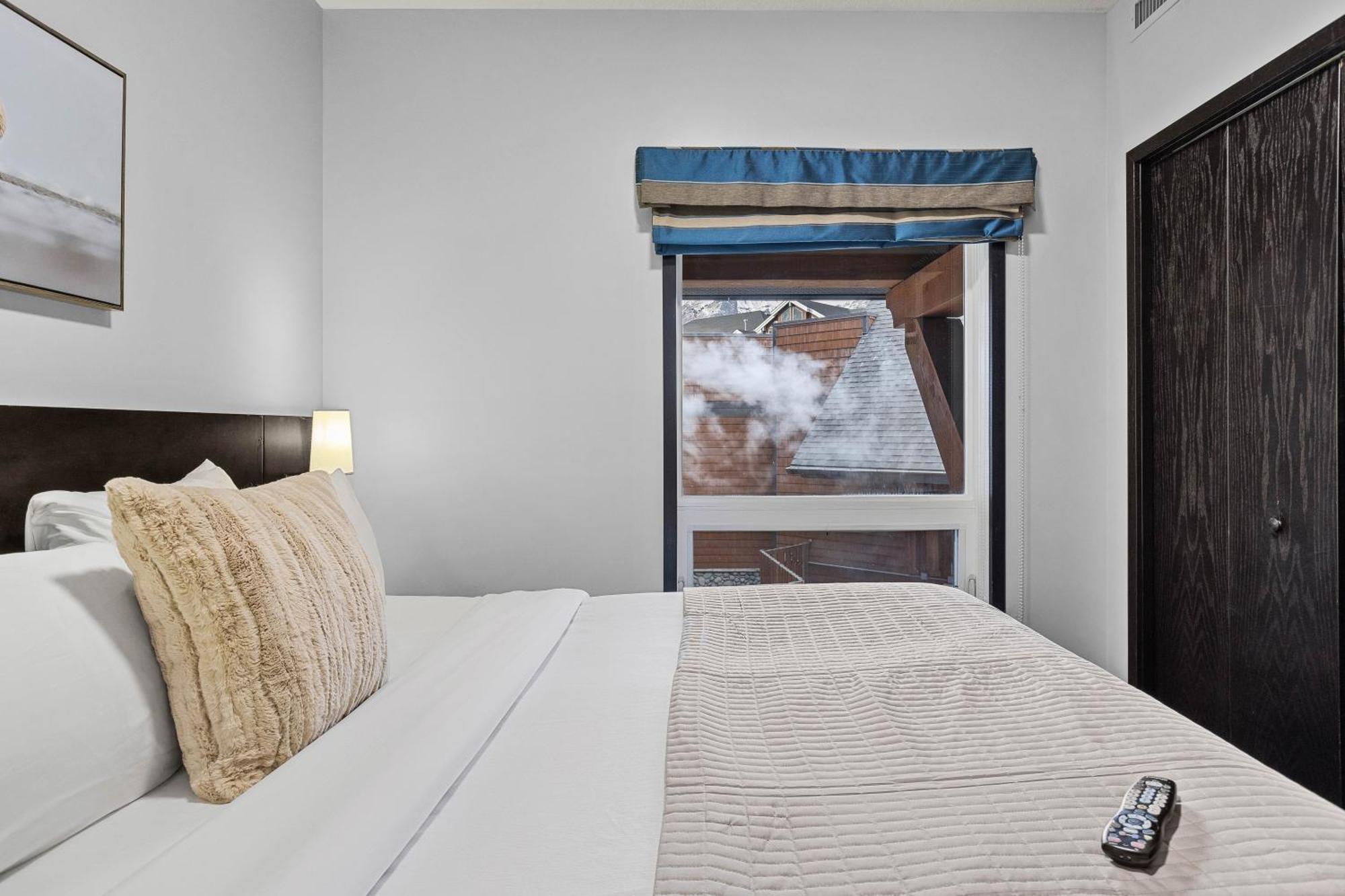 Outstanding Mountain Condo Waterslide And Hot Tub Managed By Little Sister Getaways Canmore Bagian luar foto