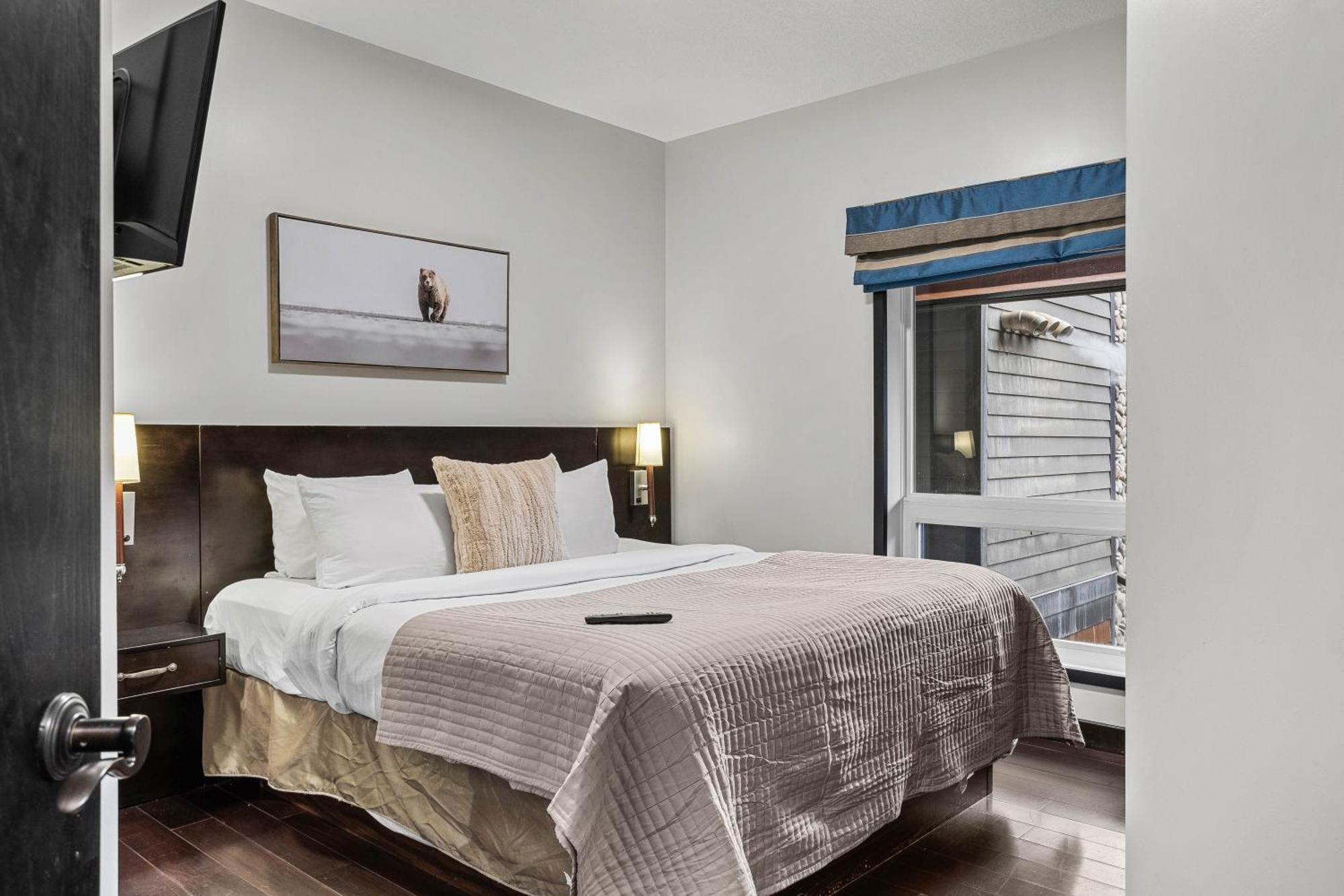 Outstanding Mountain Condo Waterslide And Hot Tub Managed By Little Sister Getaways Canmore Bagian luar foto