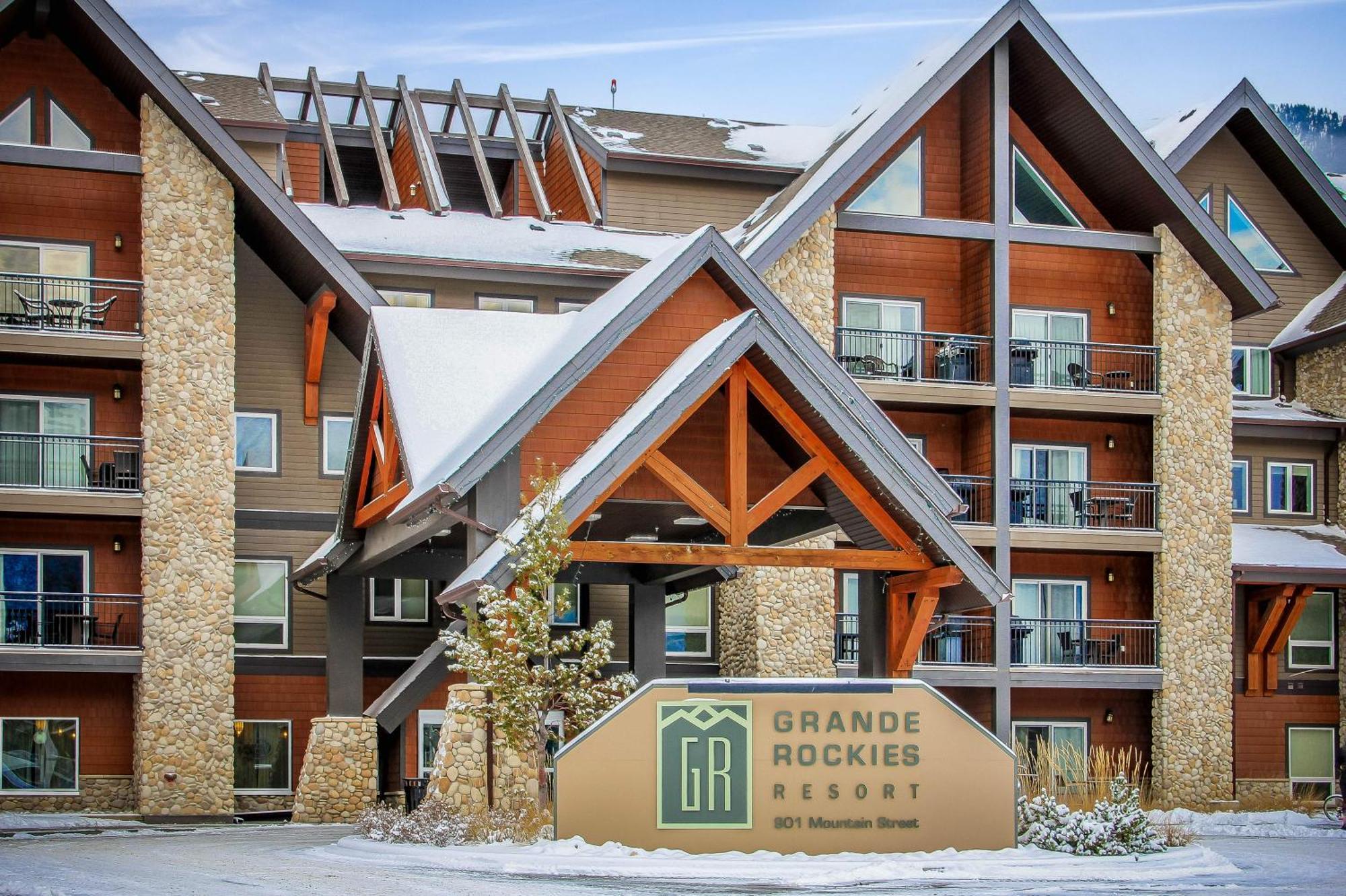 Outstanding Mountain Condo Waterslide And Hot Tub Managed By Little Sister Getaways Canmore Bagian luar foto