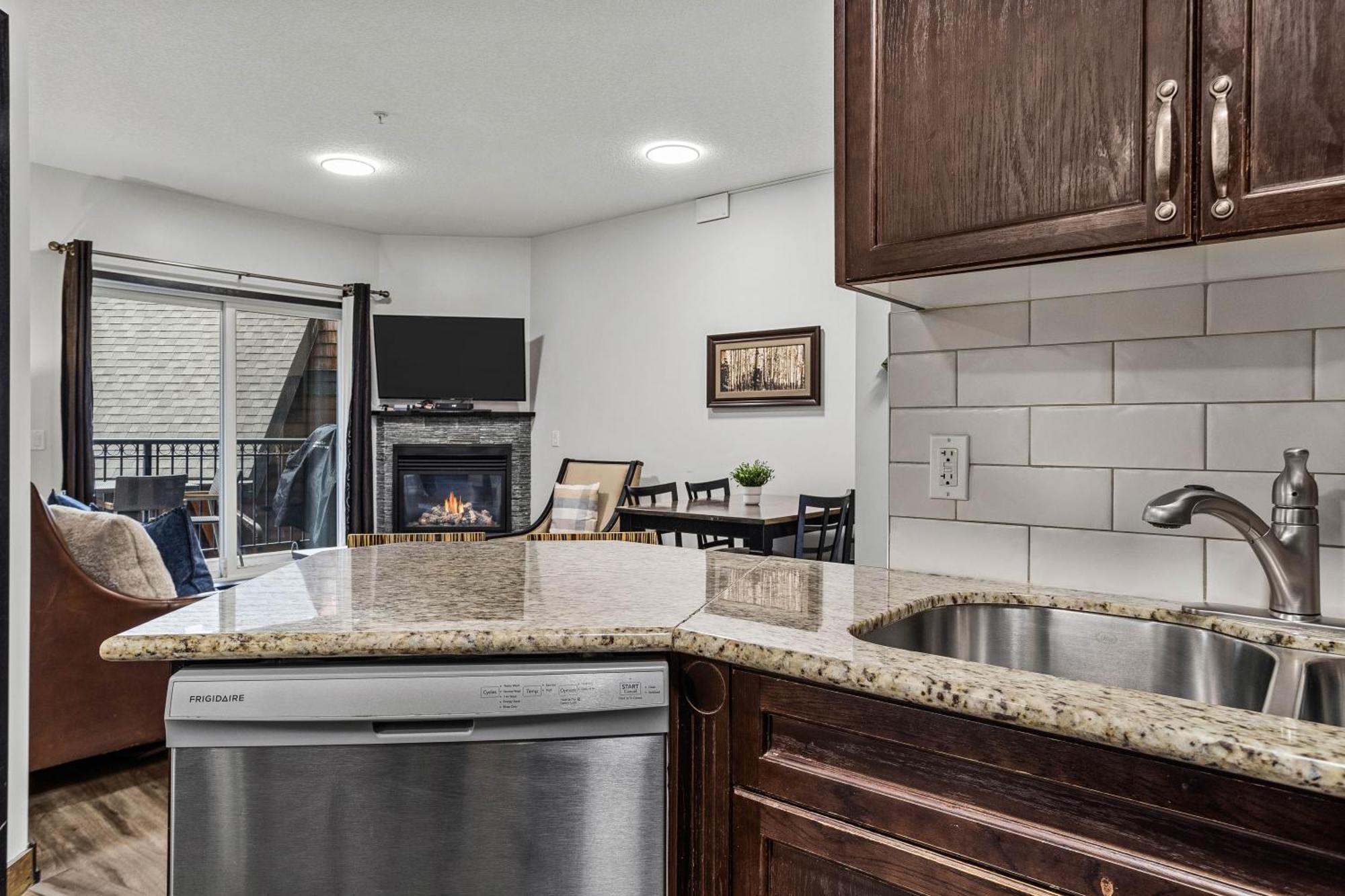 Outstanding Mountain Condo Waterslide And Hot Tub Managed By Little Sister Getaways Canmore Bagian luar foto